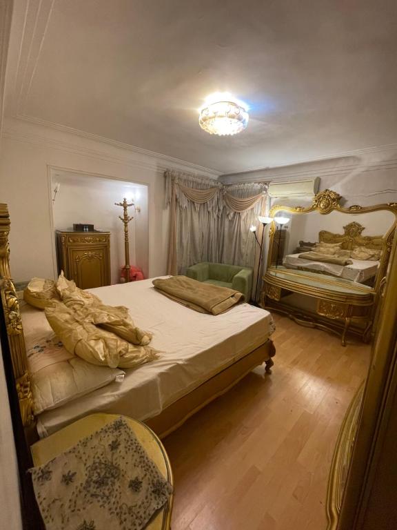 une chambre avec un grand lit et une chaise dans l'établissement شقه فندقيه للاقامه فى الزقازيق على البحر مباشره غير مجروحه مكان هادىء بجوار جميع الخدمات والبنوك, à Az Zaqāzīq