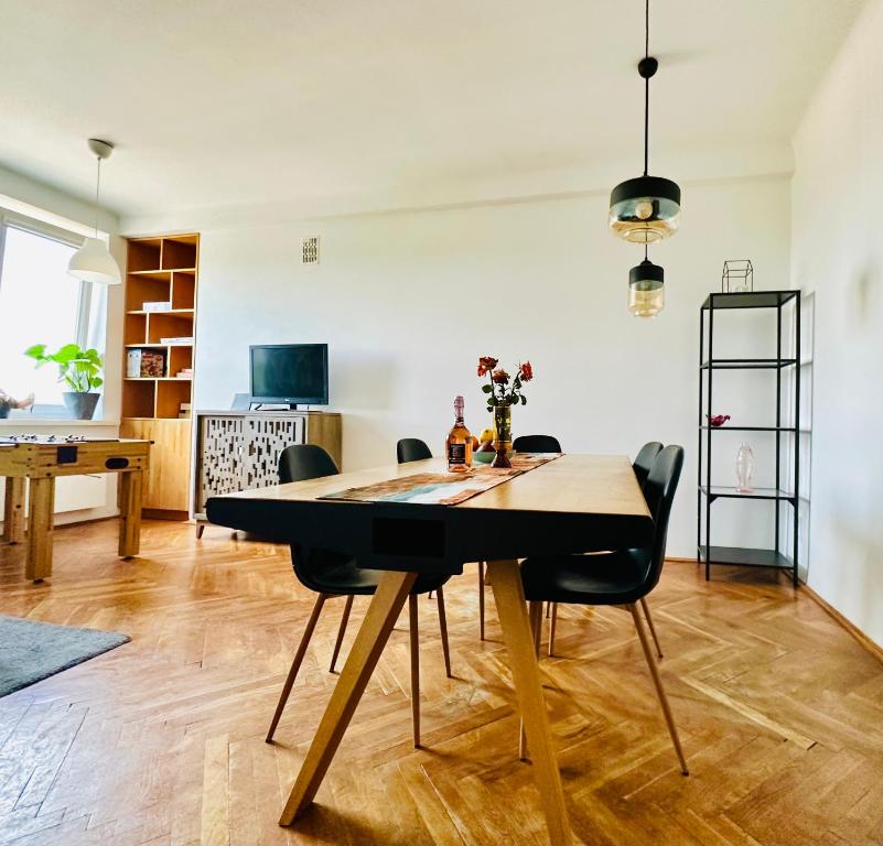 Televízia a/alebo spoločenská miestnosť v ubytovaní Apartament z widokiem na Pałac i Kościół.