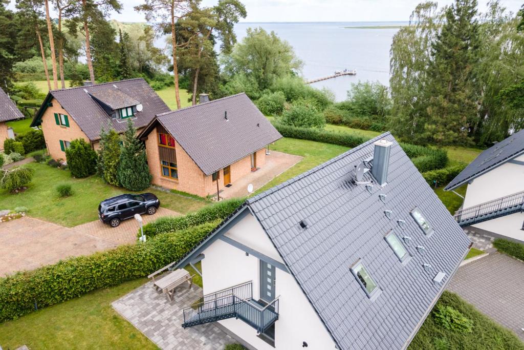 an aerial view of a house with a car parked in the driveway at Strandhaus 1 EG in Marienfelde