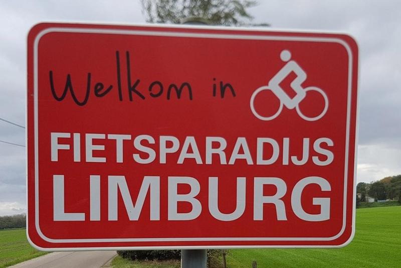 een rood bord met welkomst inglersynchronous limophone bij vakantiebungalow in Simpelveld