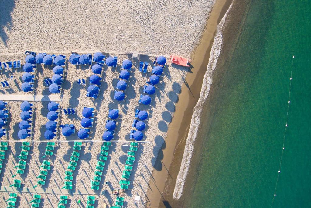 an overhead view of a beach with umbrellas and the ocean at Hotel La Villarosa Terme in Ischia