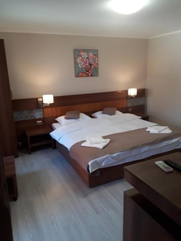 Ένα ή περισσότερα κρεβάτια σε δωμάτιο στο Aura's west accommodation private parking in front yard