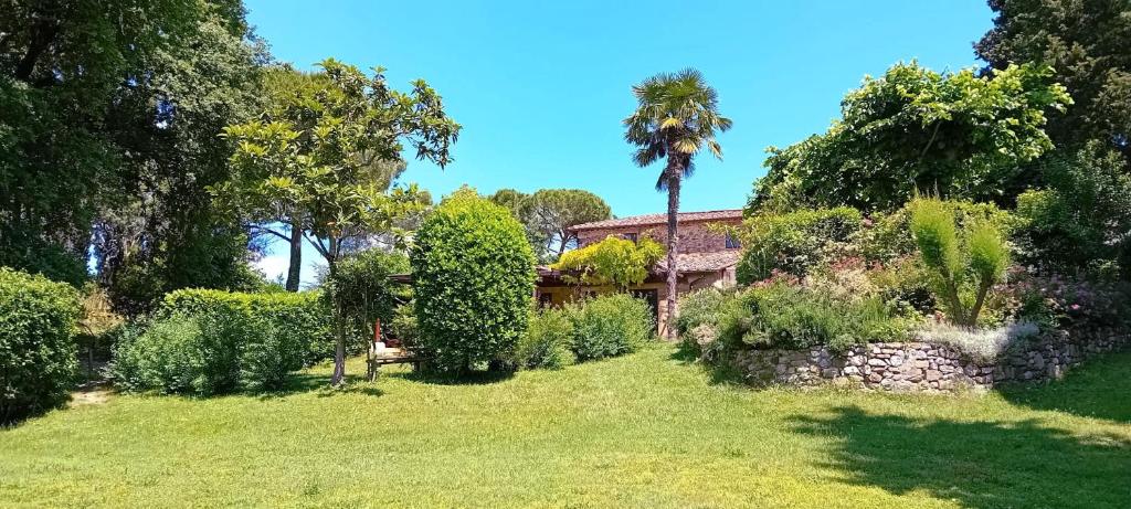 una casa en un jardín con árboles y arbustos en Villa Siena, en Siena