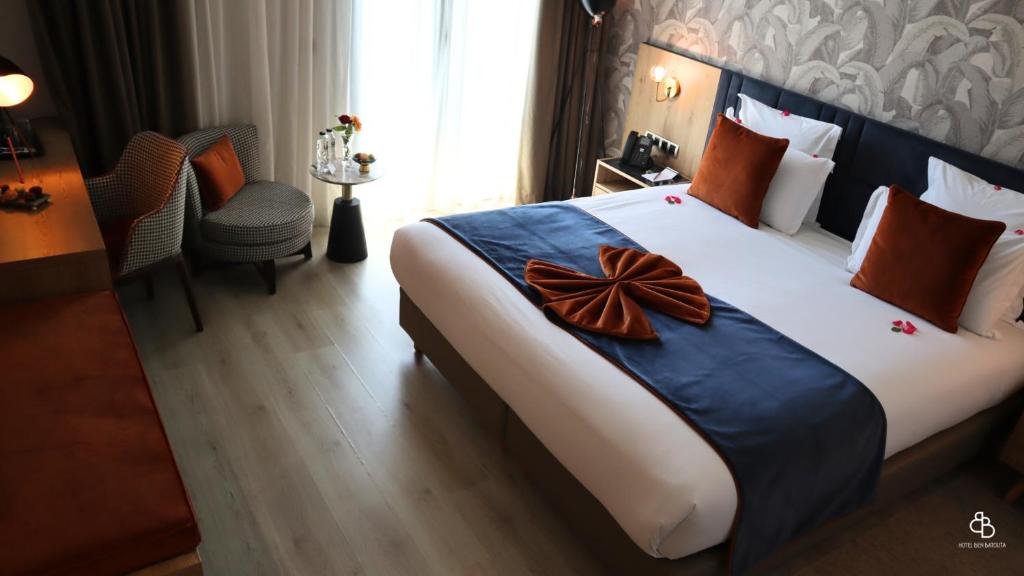 سرير أو أسرّة في غرفة في Hotel Ben Batouta - Tanger