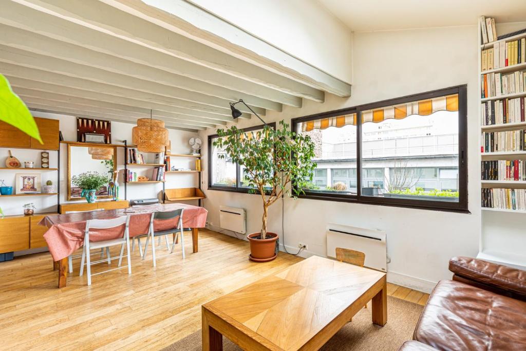 un salon avec une table et des chaises dans l'établissement GuestReady - Great ap near Buttes Chaumont Park, à Paris