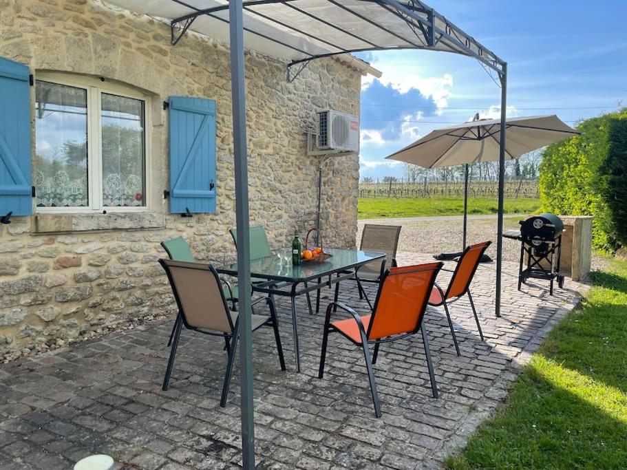 Patio lub wspólna przestrzeń na świeżym powietrzu w obiekcie Le P'tit Gîte