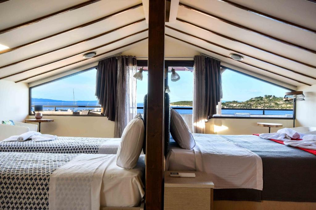 Postel nebo postele na pokoji v ubytování Avra Hotel