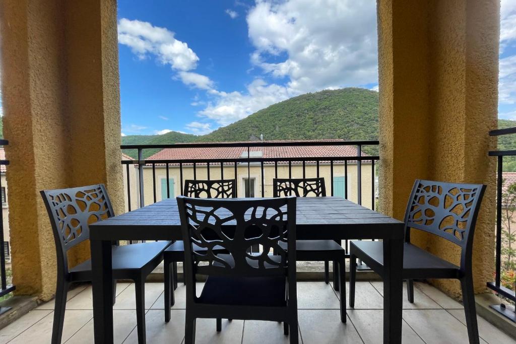 Nespecifikovaný výhled na hory nebo výhled na hory při pohledu z prázdninového domu