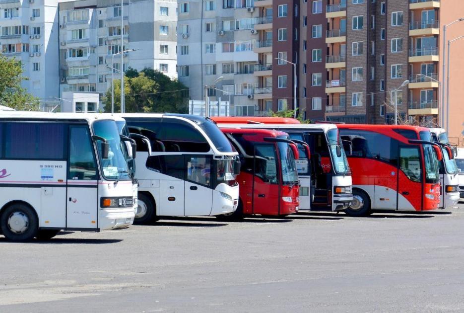 une rangée de bus garés sur un parking dans l'établissement Homex #Varna-Autogara, à Varna