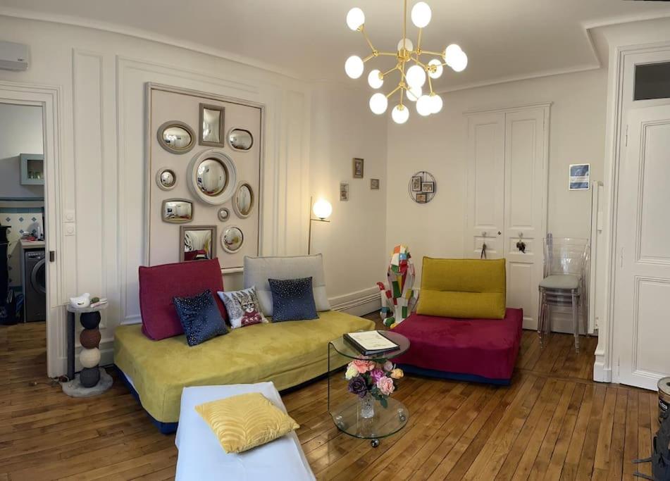 un salon avec un canapé et deux chaises dans l'établissement Freroski 216, à Mont-Dore