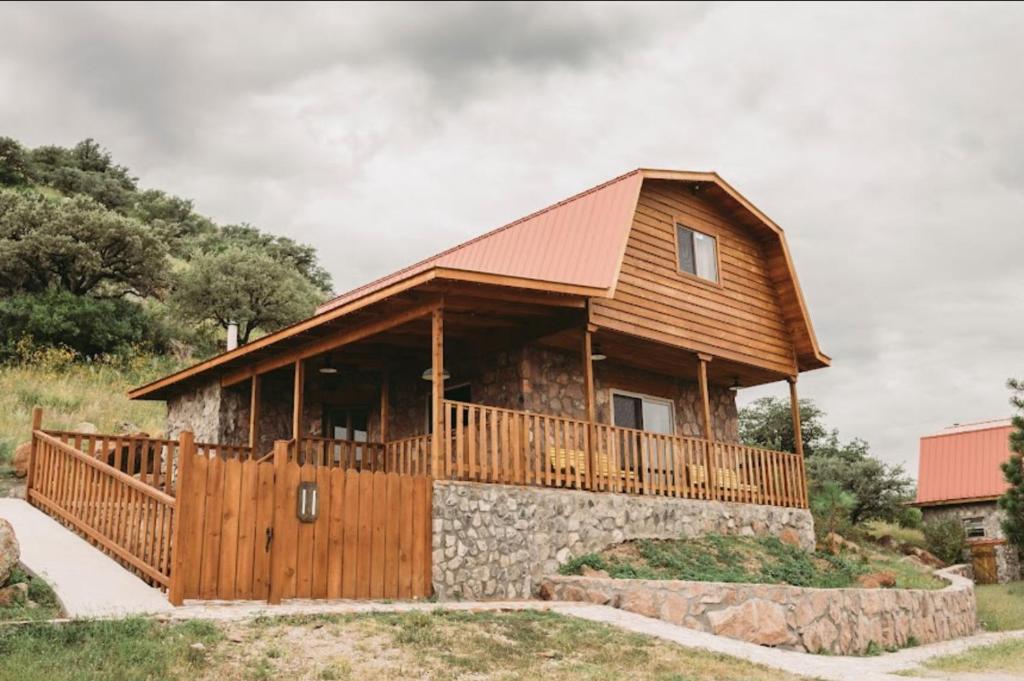 Το κτήριο όπου στεγάζεται  το κάμπινγκ