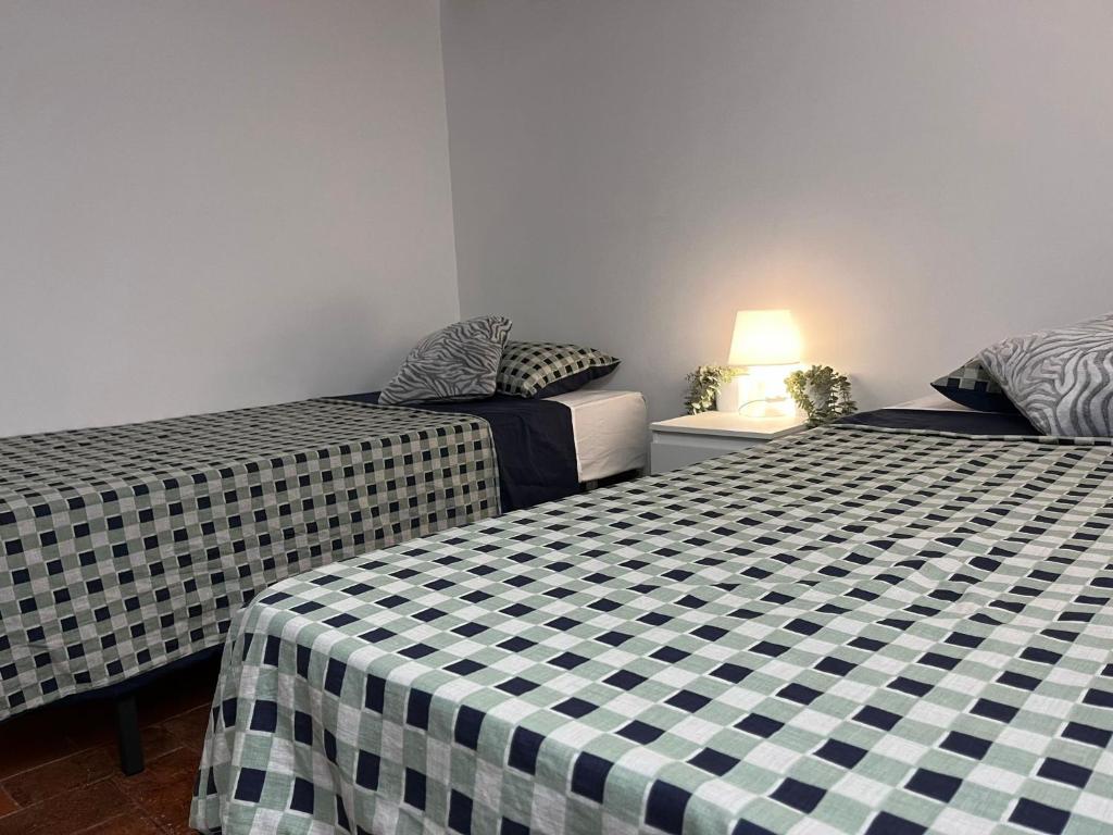 duas camas sentadas uma ao lado da outra num quarto em Cataluña Room em Barcelona