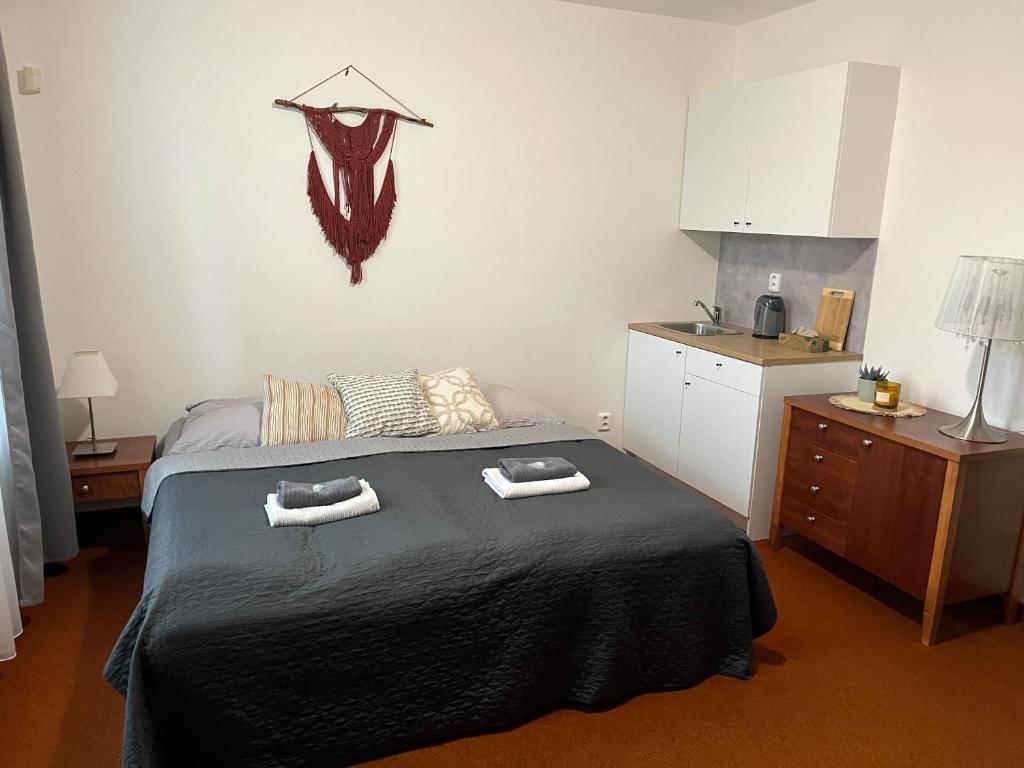 sypialnia z łóżkiem z dwoma ręcznikami w obiekcie Simply rooms w Sławkowie