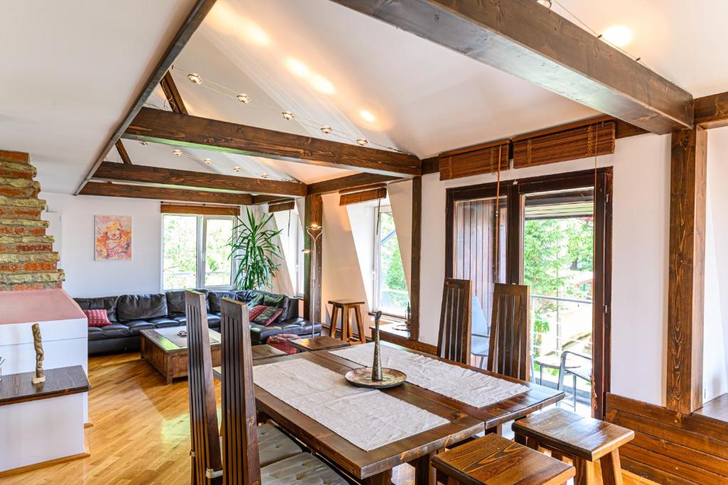 a living room with a table and a couch at Penthouse Pensiunea Casa Bono in Braşov