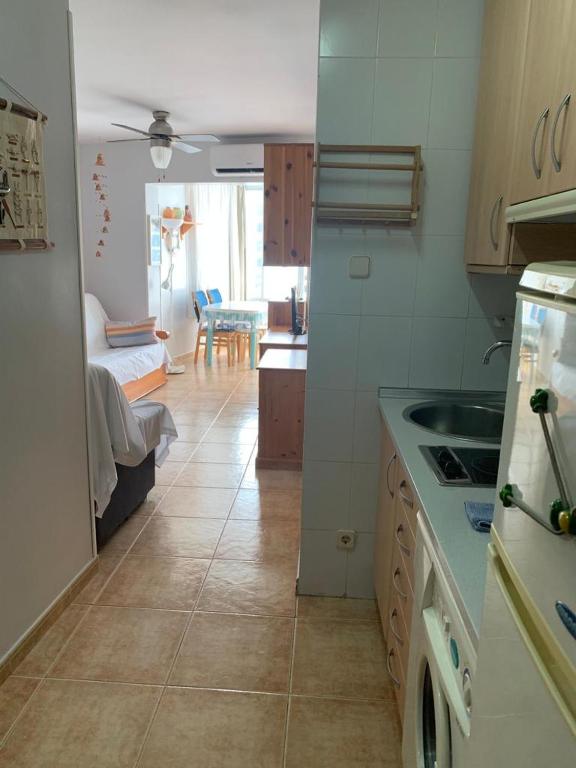 A kitchen or kitchenette at SERVICE APART LAZARO - Aguamarina 1 dormitorio
