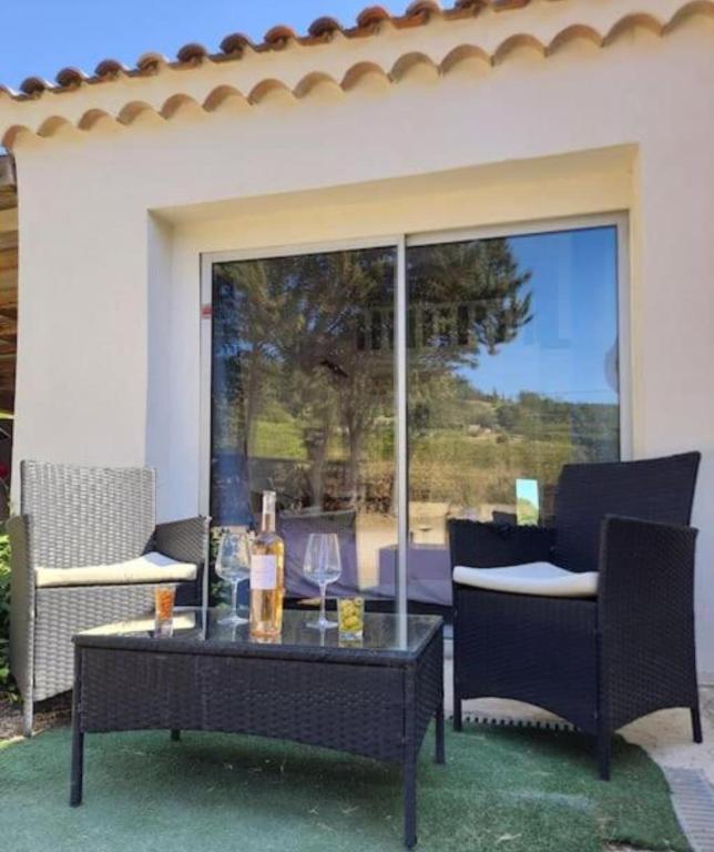 Nápoje v ubytovaní Logement La Belle Provence