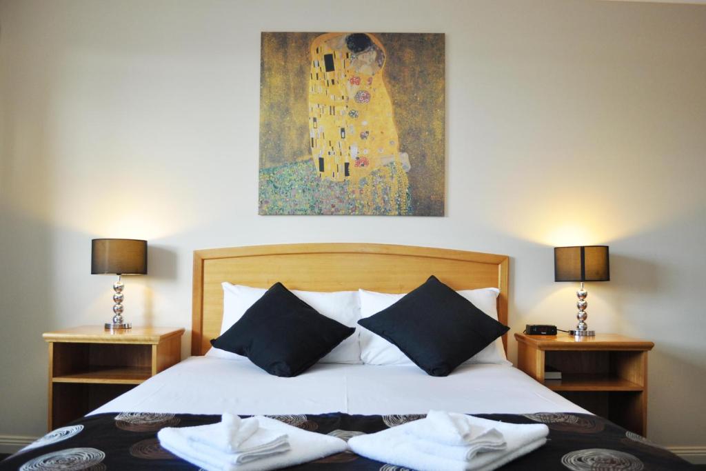Postel nebo postele na pokoji v ubytování Meadowbrook Hotel Brisbane