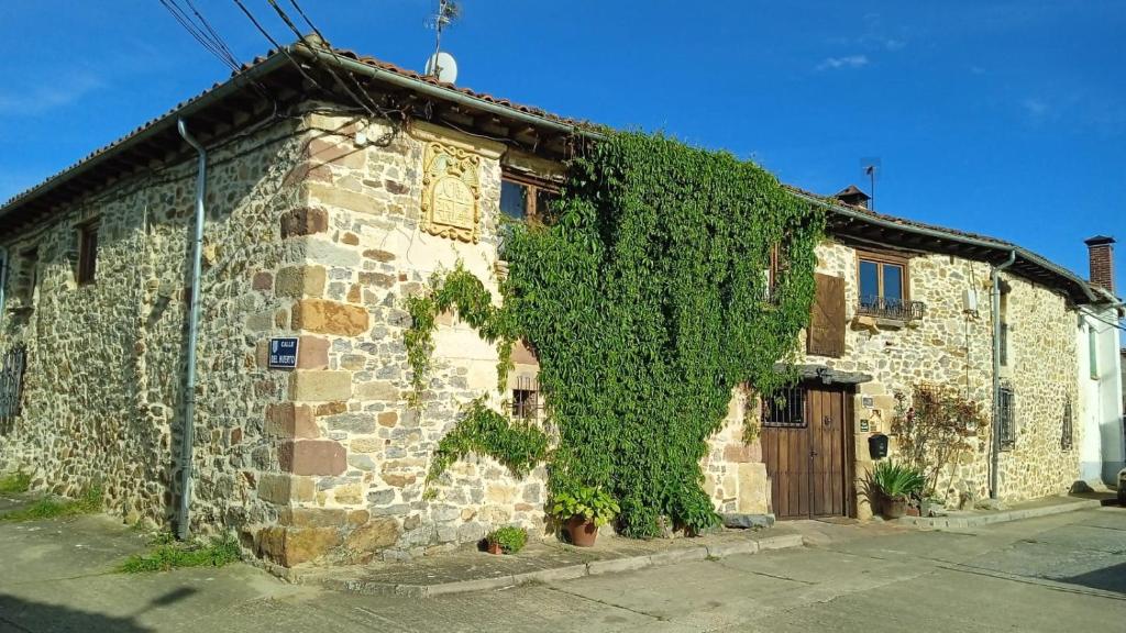 um edifício com hera a crescer ao lado dele em Casa Simón em Cervera de Pisuerga