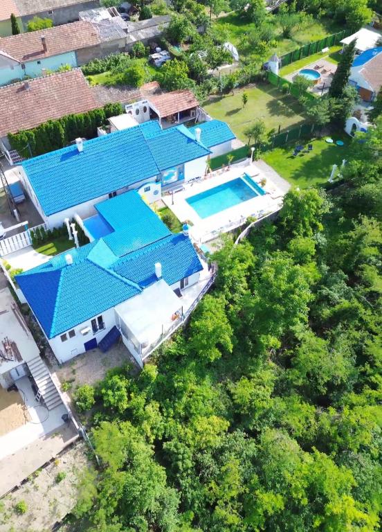 Bazén v ubytování Vila Santorini Nacionalni Park Fruška Gora nebo v jeho okolí