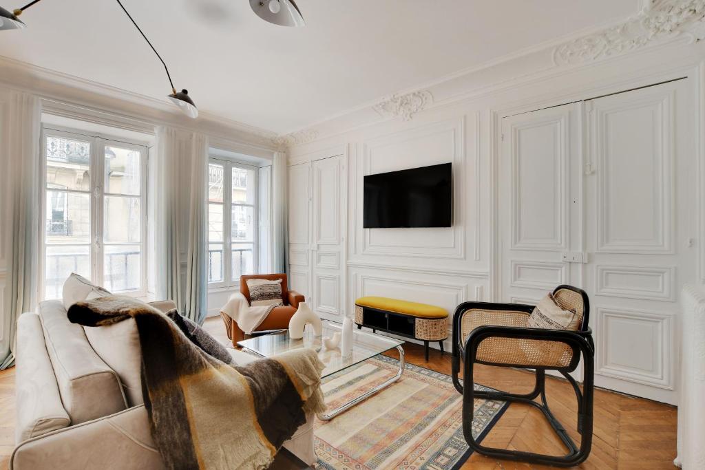 Televízia a/alebo spoločenská miestnosť v ubytovaní Parisian Luxury & Charm - St Germain