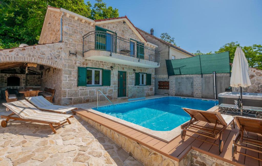 Three-Bedroom Holiday Home In Sumet