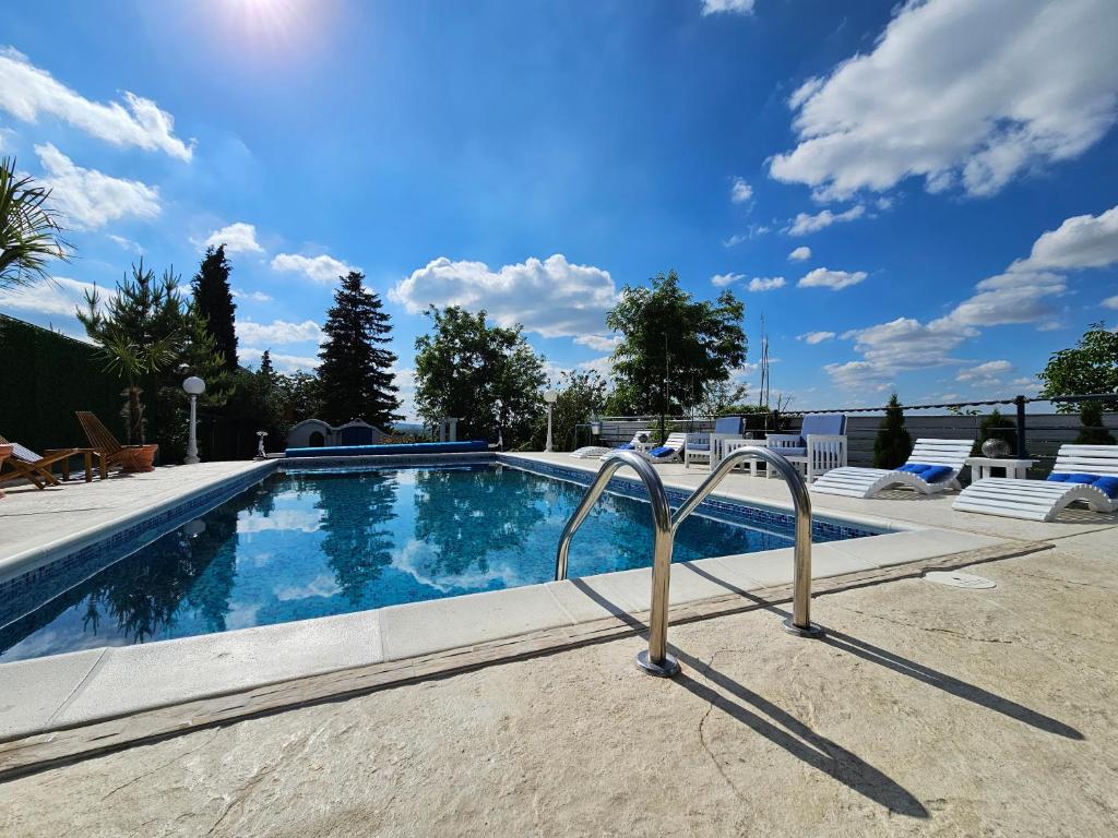 Bazén v ubytování Vila Santorini Nacionalni Park Fruška Gora nebo v jeho okolí