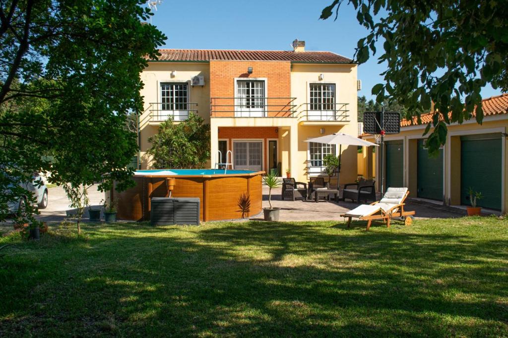 dom ze stołem do ping ponga na dziedzińcu w obiekcie GuestReady - Quinta do Sol w mieście Mealhada