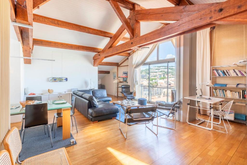 un salon avec un canapé et une table dans l'établissement La Panoramique du Port - Welkeys, à Bandol