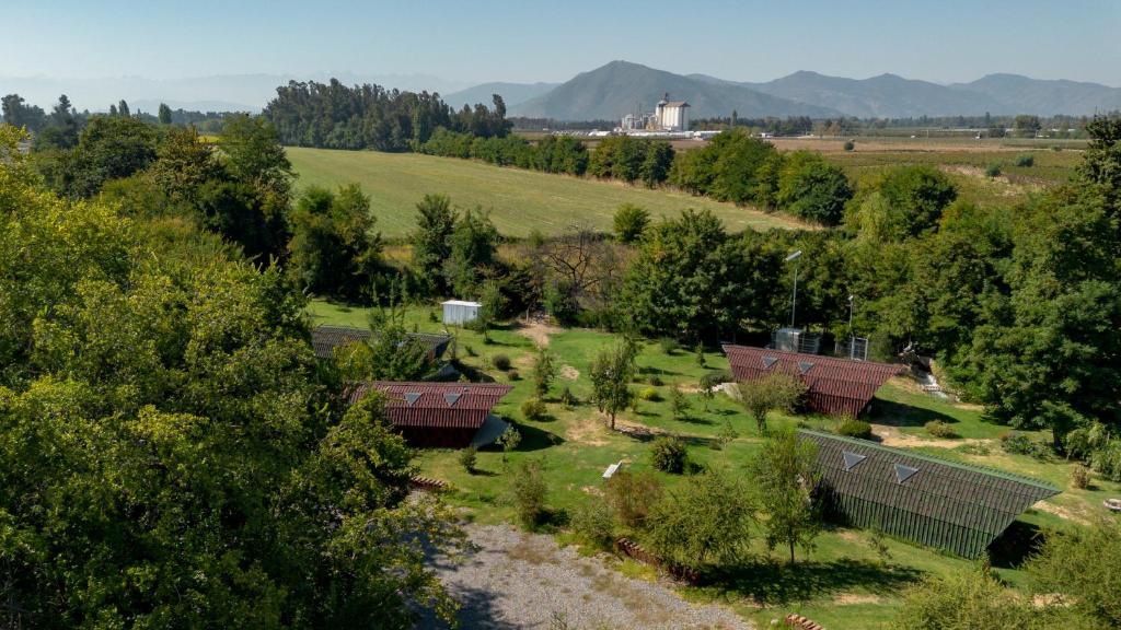 uma vista aérea de uma quinta com árvores e edifícios em Rucatalca Bed and Breakfast em Nancagua