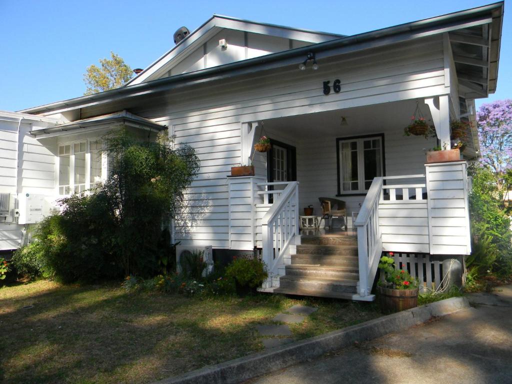 ein weißes Haus mit einer Veranda und einer Treppe dahin in der Unterkunft Glenellen Bed and Breakfast in Toowoomba