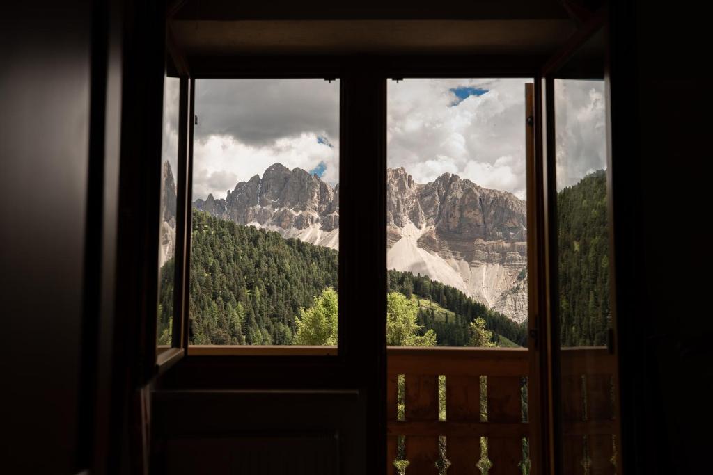una finestra con vista sulle montagne di PLOSE Parkhotel & Residence a Bressanone