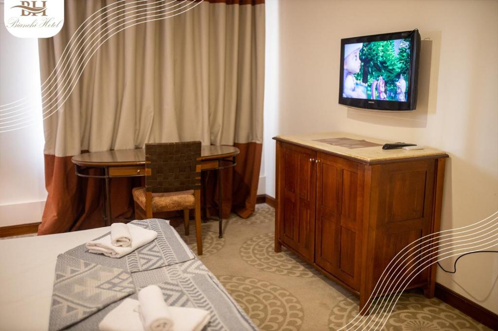 TV a/nebo společenská místnost v ubytování Bianchi Hotel