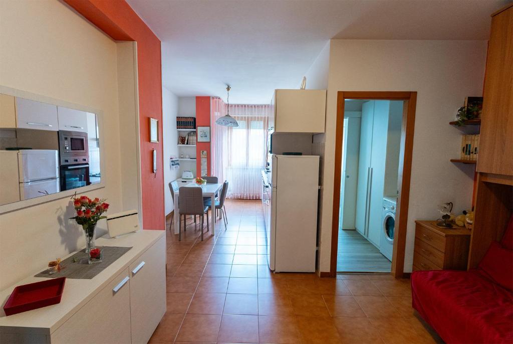 cocina y sala de estar con nevera y mesa en appartamento a 50 mt dal mare, en Porto SantʼElpidio