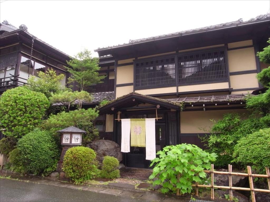 un bâtiment avec une maison ornithologique en face dans l'établissement Hazuki, à Ono