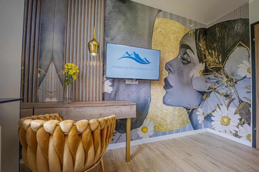 a room with a wall with a sign and a chair at Apartament w Cieplicach Platinium in Jelenia Góra