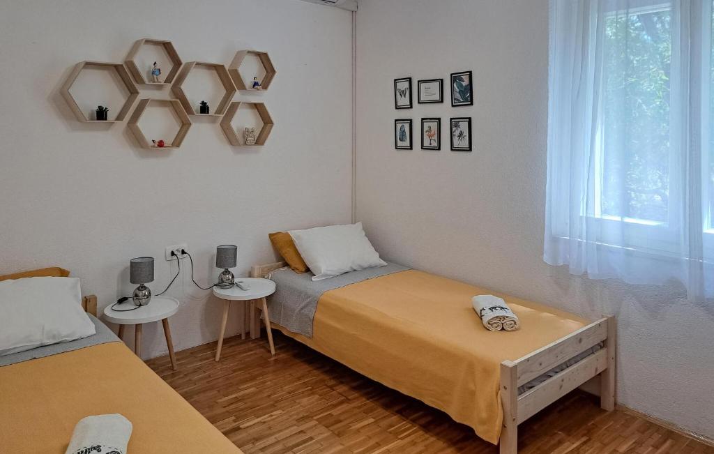 Postel nebo postele na pokoji v ubytování 2 Bedroom Stunning Apartment In Supetar