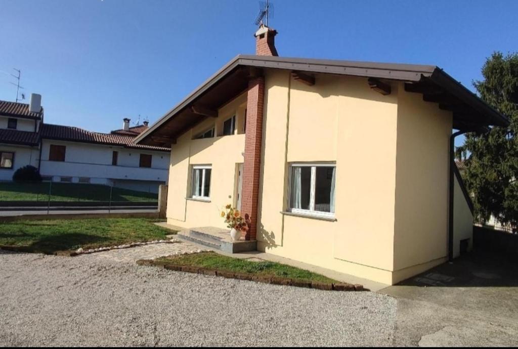 a small white house with a roof at ~ La Villetta Gialla ~ Casa al centro del F.V.G in Rodeano Basso
