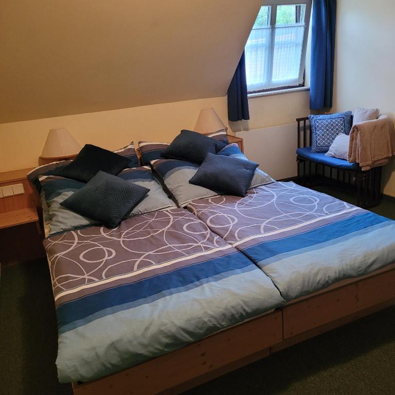 Postel nebo postele na pokoji v ubytování Haus Waldviertel am Herrensee