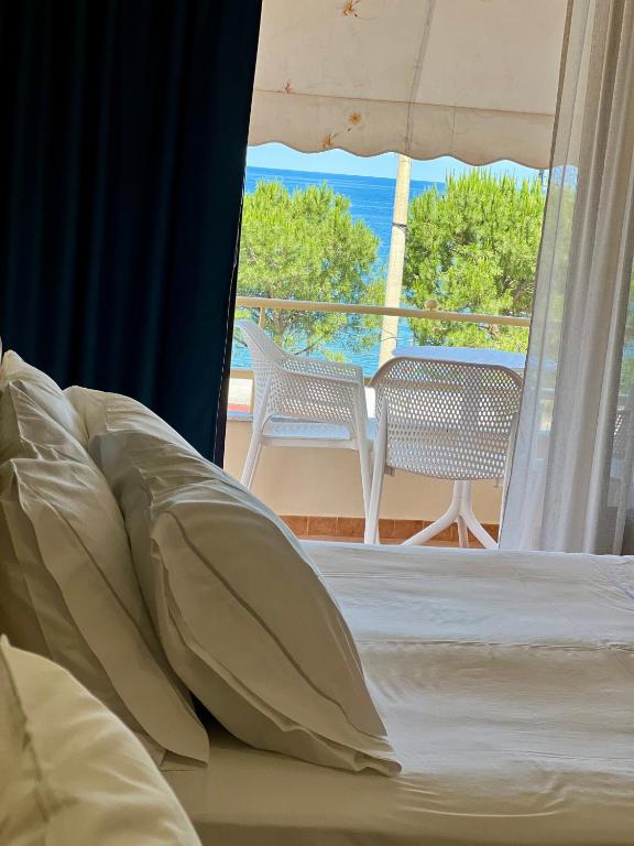 Postel nebo postele na pokoji v ubytování Hotel Lungomare