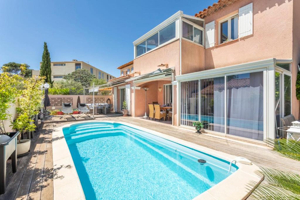une piscine devant une maison dans l'établissement La Perle Bandolaise - Welkeys, à Bandol