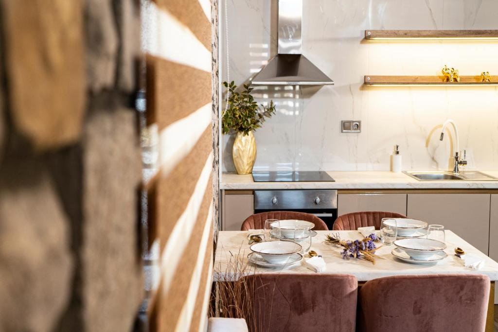 kuchnia ze stołem z miskami w obiekcie Lithoessa Luxury Apartments w mieście Agios Ioannis Kaspaka