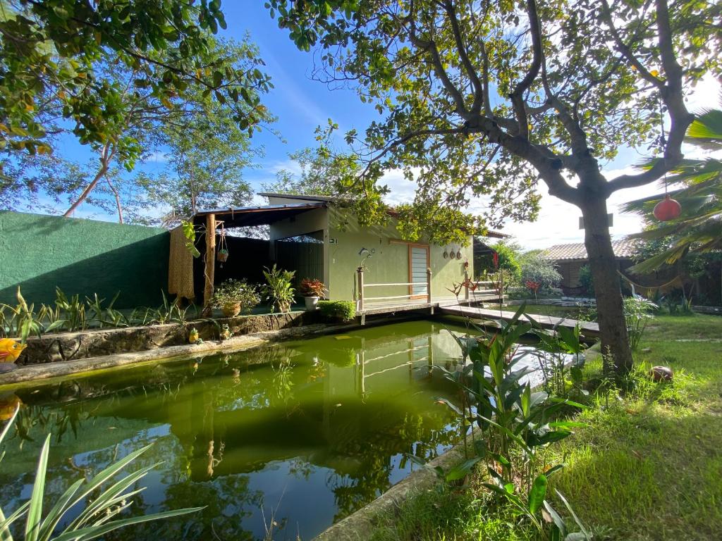 福廷的住宿－Chalés da Cris，前面有池塘的房子