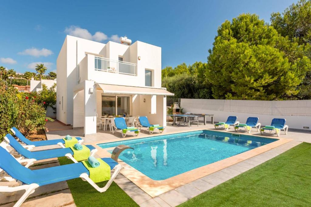 una villa con piscina frente a una casa en Villa Atalis by Villa Plus, en Alaior