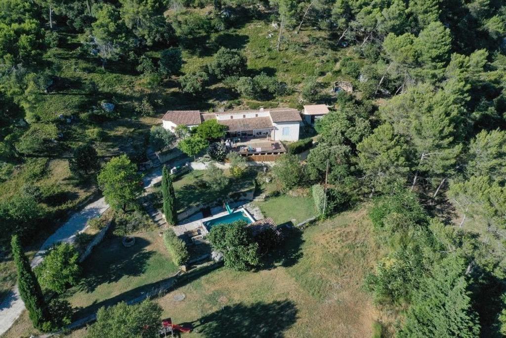 une vue aérienne d'une maison avec piscine dans l'établissement Villa au calme dans le Luberon avec piscine, à Cheval-Blanc