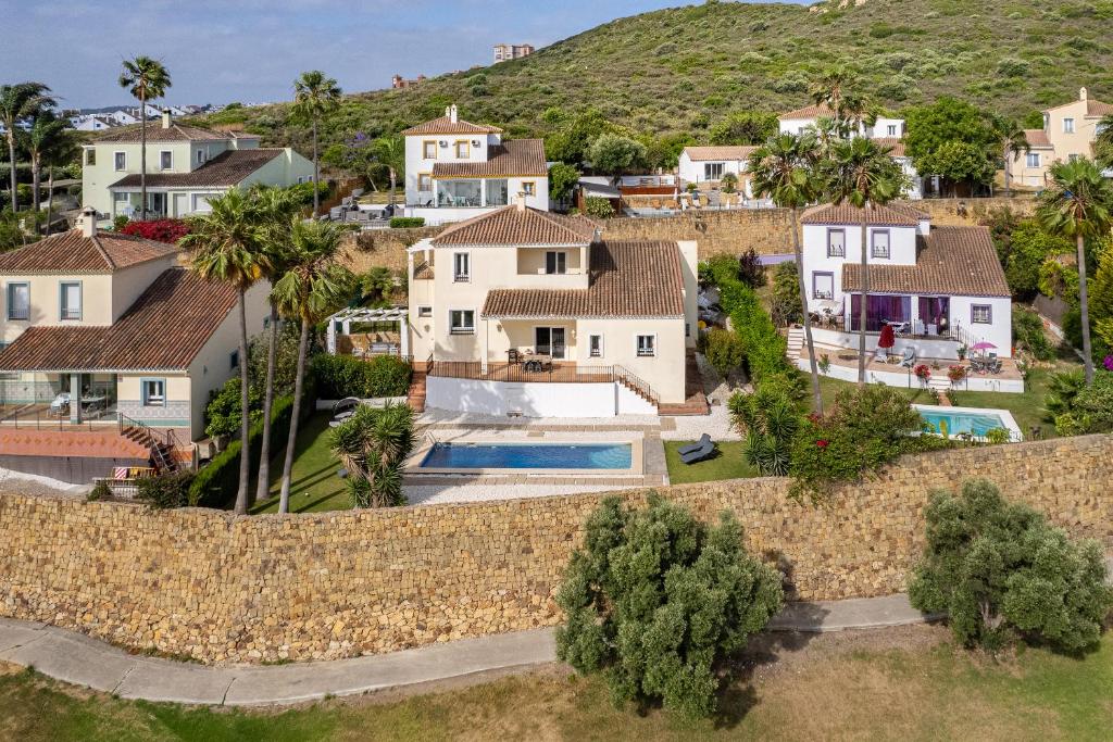 Una vista aérea de una casa con un muro de contención. en Villa Panorama, en Manilva