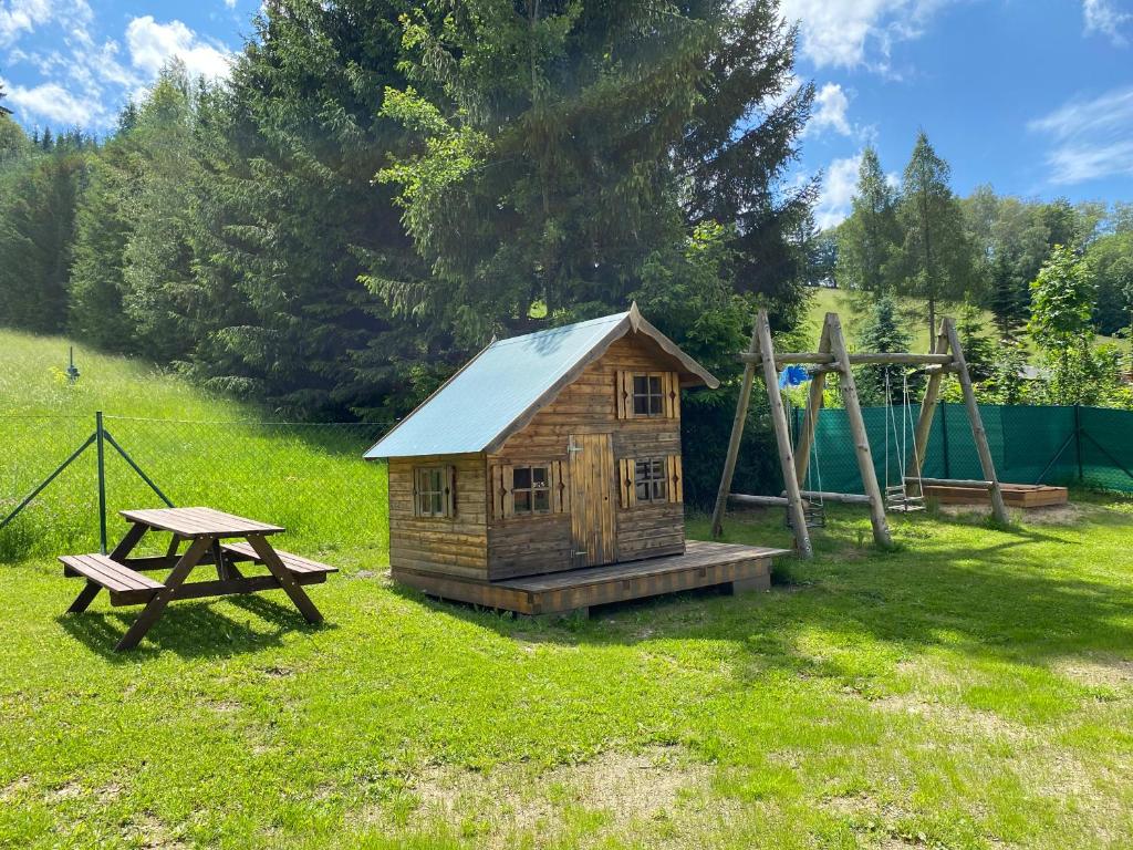 Plac zabaw dla dzieci w obiekcie Apartmány Na sjezdovce