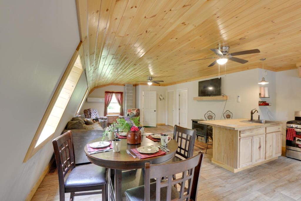 - une cuisine et une salle à manger avec une table et des chaises dans l'établissement Pet-Friendly Prospect Apartment 7 Mi to Beach!, 