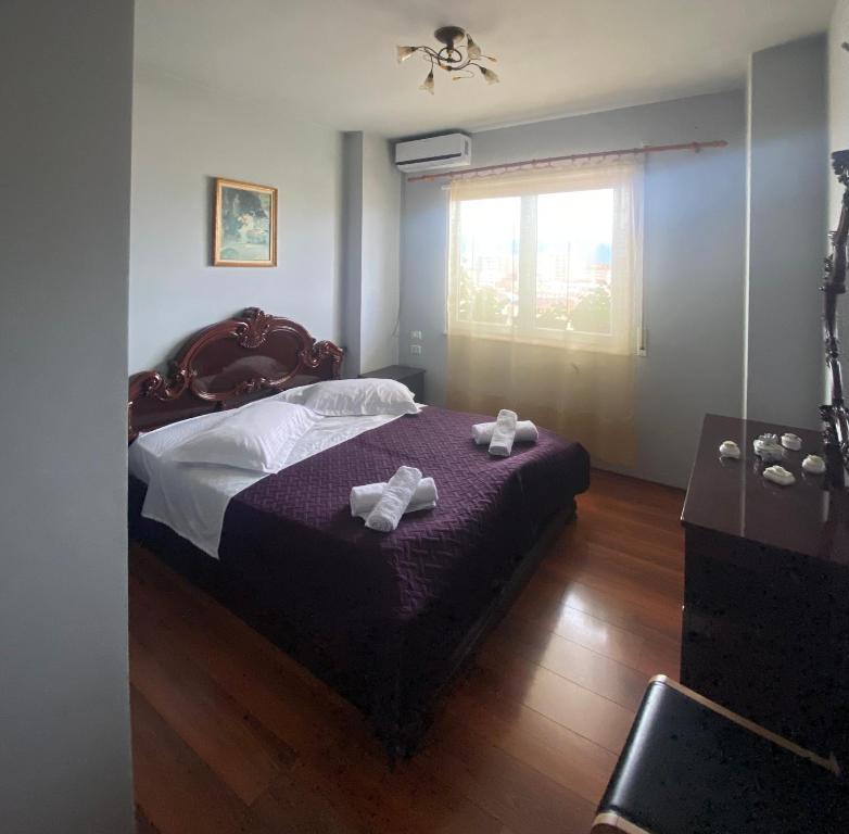 une chambre avec un lit avec deux serviettes dessus dans l'établissement Stay the Night Shkodra Apartment City Centre, à Shkodër