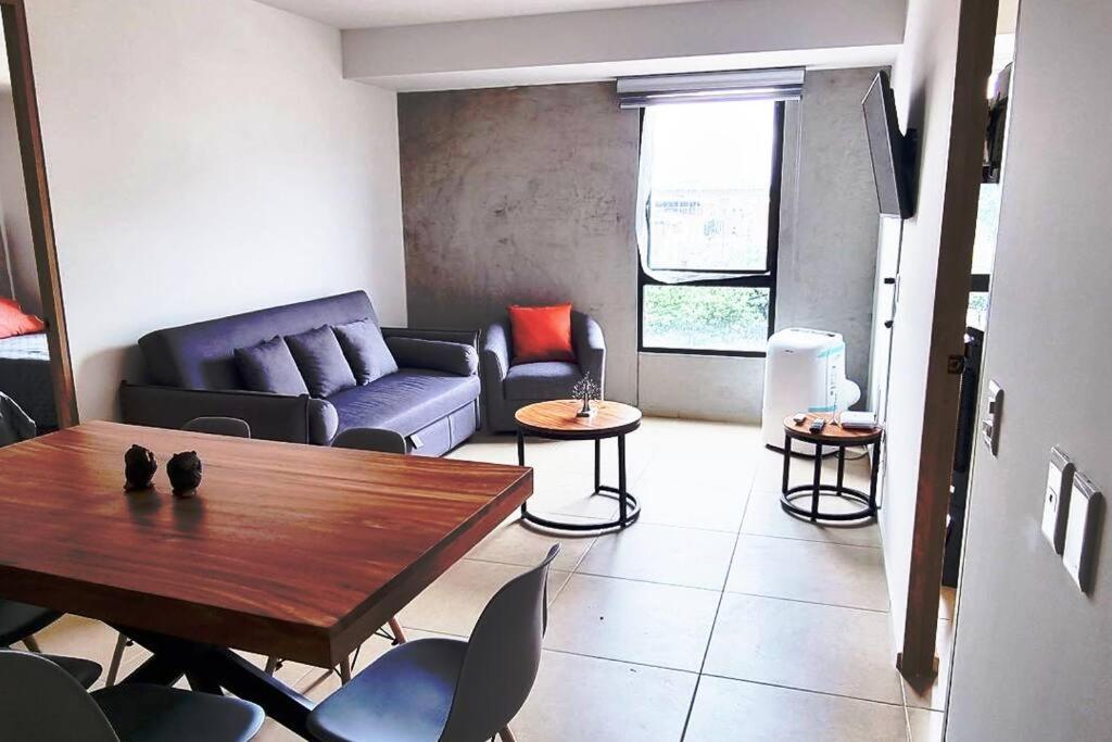 a living room with a table and a couch at Hermoso departamento cerca del Auditorio Telmex in Guadalajara