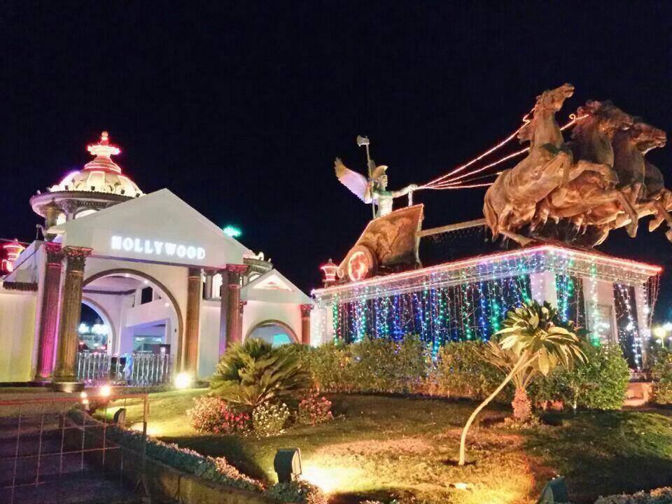 Palma Di Sharm Hollywood Aqua Park Resort في شرم الشيخ: كنيسة بها أضواء عيد الميلاد أمام مبنى